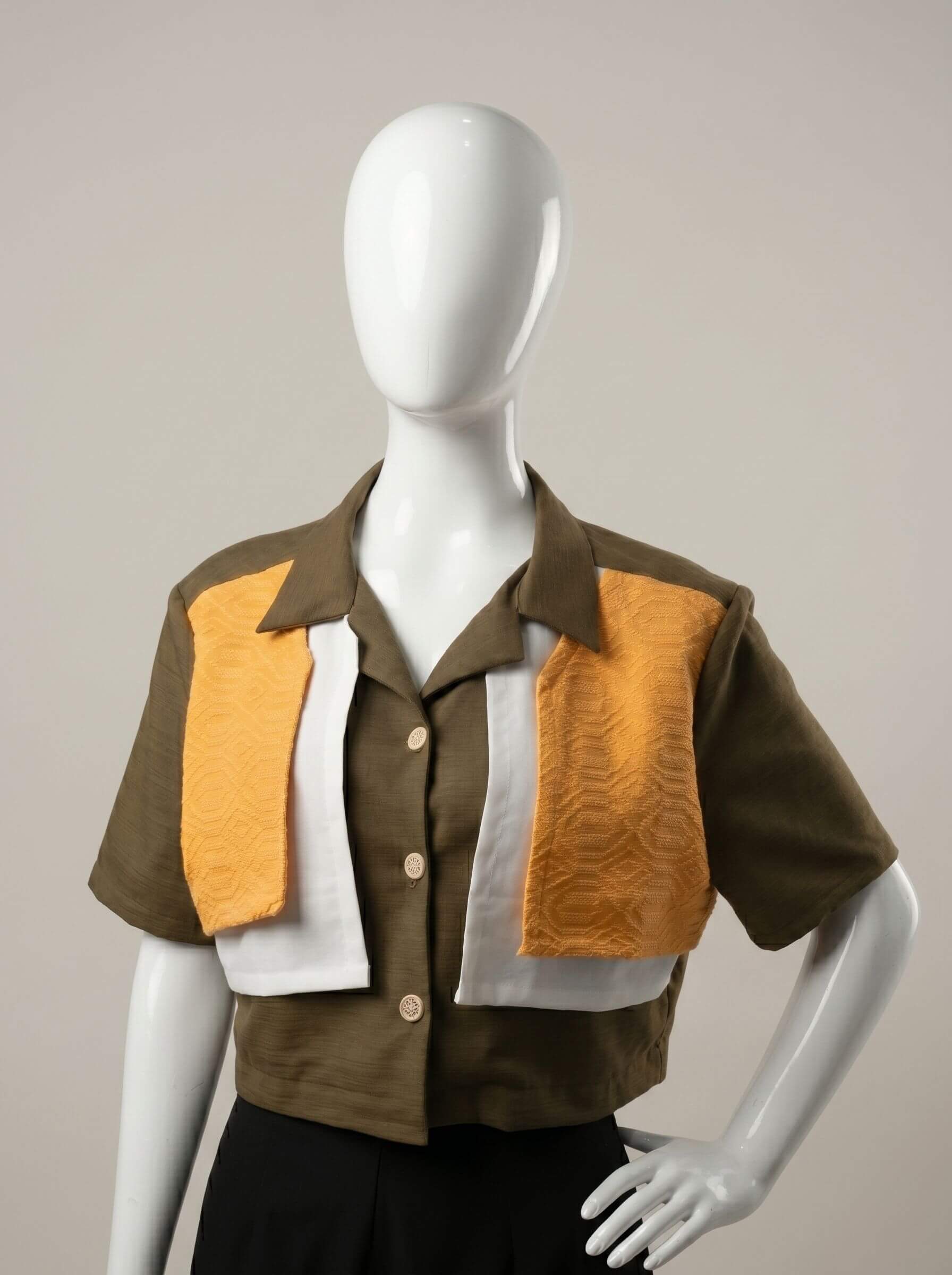 Magdalena – Cropped Full-Button Polo Blouse with Flowing Inabel Accents