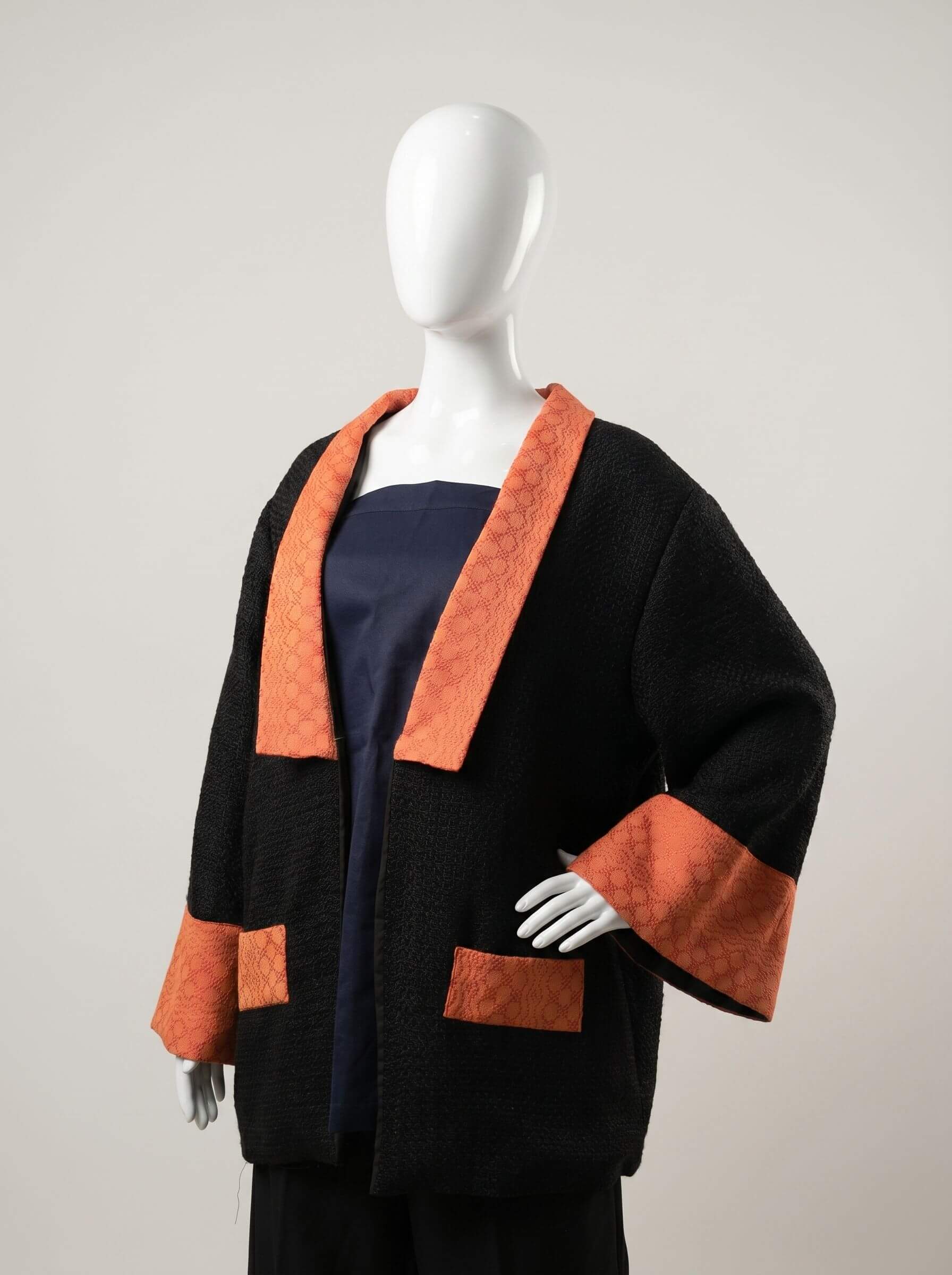 Leticia – Japanese-Inspired Kimono with Wide Sleeves and Inabel Accents - Image 2