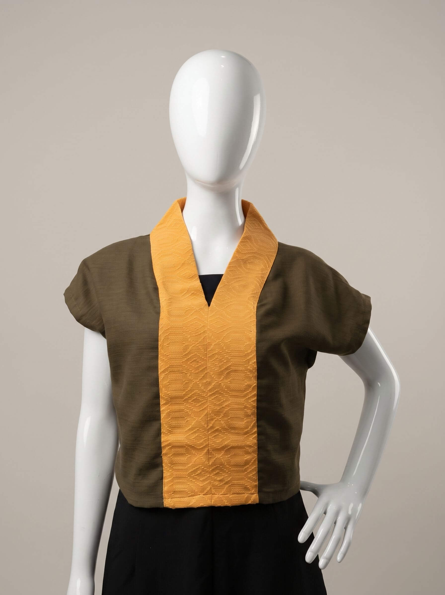 Vilma – Boxy Silhouette Blouse with Continuous Inabel Collar - Image 4
